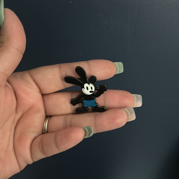 Oswald trading pin - Picture 2 of 3